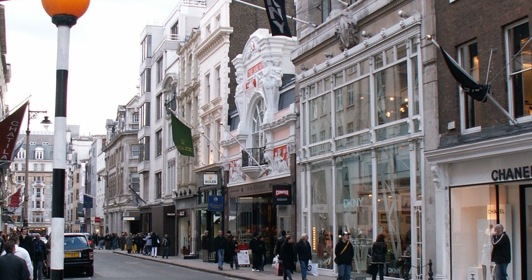 Улица моменты. Нью-Бонд-стрит в Лондоне. Bond Street Лондон. Bond Street улица в Лондоне. Шанхай Бонд стрит.